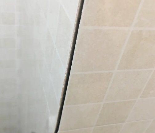 鸠江瓷砖空鼓维修公司分享阳台瓷砖脱落的修复过程可以分为以下几个步骤