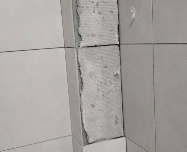 鸠江瓷砖空鼓维修公司分享下瓷砖施工前基层浇水润湿程度不足，可能导致以下问题