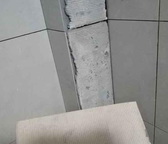 鸠江瓷砖空鼓维修公司分享下厨房瓷砖脱落的补救措施。